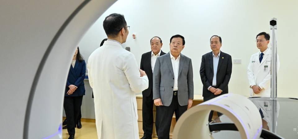 夏宝龙高度评价澳门医疗卫生事业 澳门协和医院可发展成国际大都市的“金名片