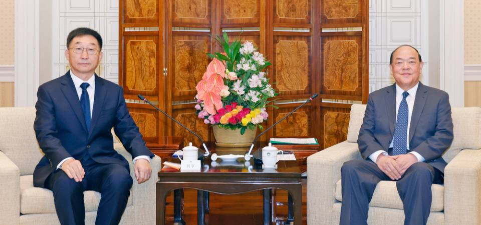 Chefe do Executivo reúne-se com o secretário do Comité do PCC da Região Autónoma da Etnia Zhuang de Guangxi