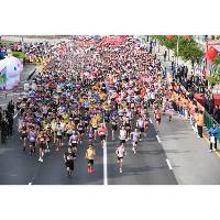 庆祝中华人民共和国成立76周年 澳人齐贺国庆世界步行日欢乐跑今举行