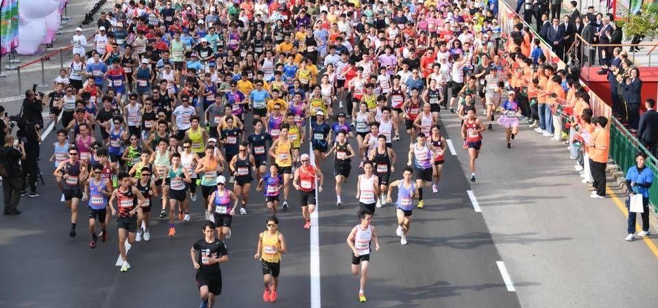 庆祝中华人民共和国成立76周年 澳人齐贺国庆世界步行日欢乐跑今举行