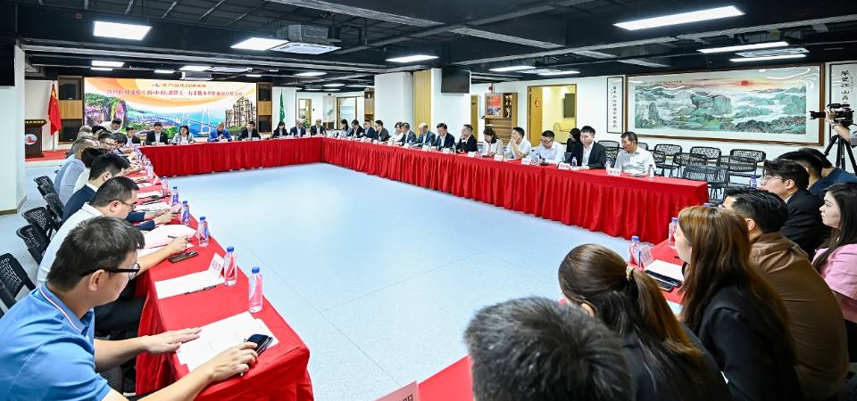 譚偉文就制定明年施政方針聽取多個社團意見