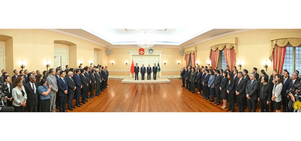 行政法务司司长黄少泽、保安司司长陈子劲、检察院检察长唐晓峰宣誓就职