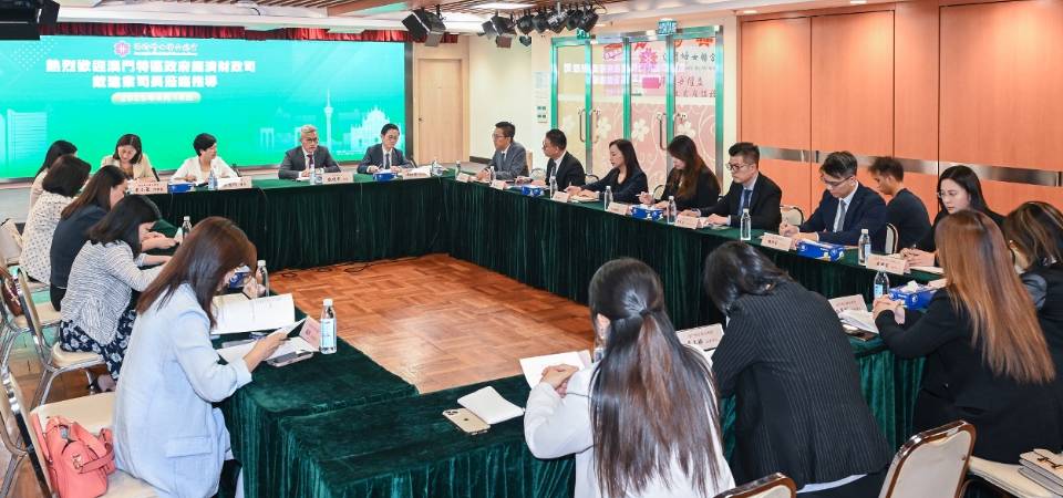 戴建業率經財範疇官員拜訪多個社團聽取意見