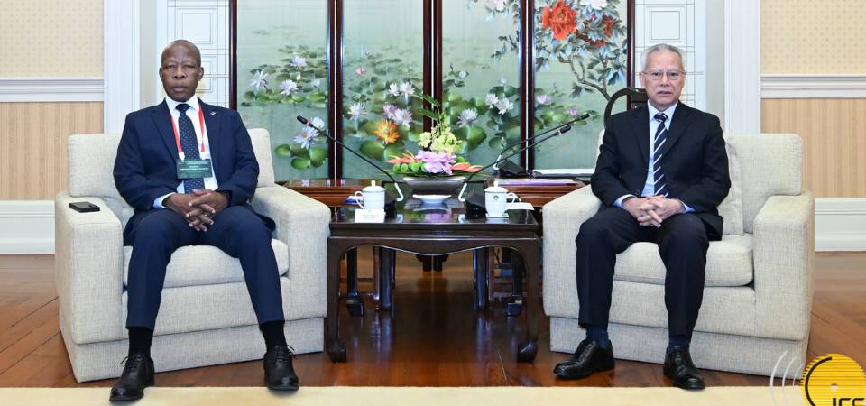 行政長官岑浩輝與第十三屆葡萄牙語國家和地區 最高法院院長論壇各成員國代表團團長一行會面