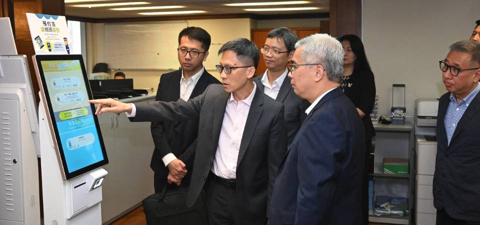 行政法务司司长黄少泽视察辖下多个部门 勉励部门人员团结协作进取担当