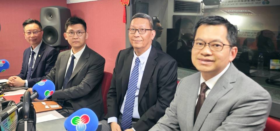 [Foco nas Linhas de Acção Governativa] Dirigentes da área da Economia e Finanças participam no programa “Macau Fórum” para discutir o desenvolvimento da diversificação industrial