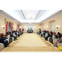 行政长官会见澳门中总及世界华商大会顾问委员会一行