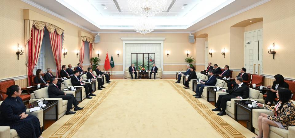 行政长官会见澳门中总及世界华商大会顾问委员会一行