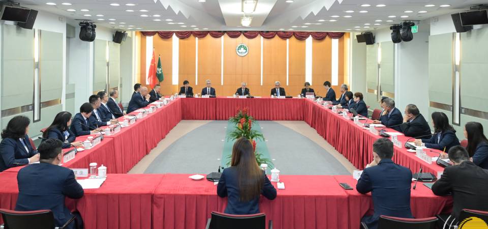 行政长官岑浩辉就编制本年度施政报告听取街总意见