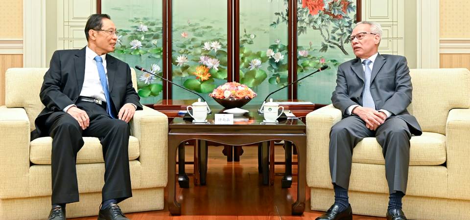 行政長官岑浩輝會見澳門轉化醫學創新研究院指導委員會主席鍾南山