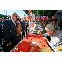 行政長官走訪年宵市場及爆竹燃放區 與眾同樂共迎新歲