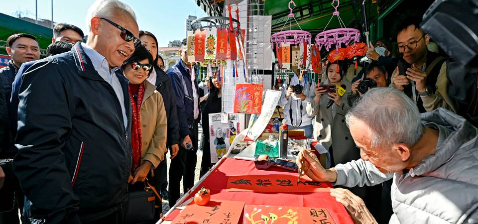 行政長官走訪年宵市場及爆竹燃放區 與眾同樂共迎新歲