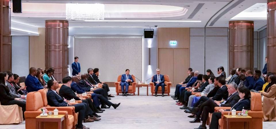 经济财政司司长戴建业与葡语国家大使团会面