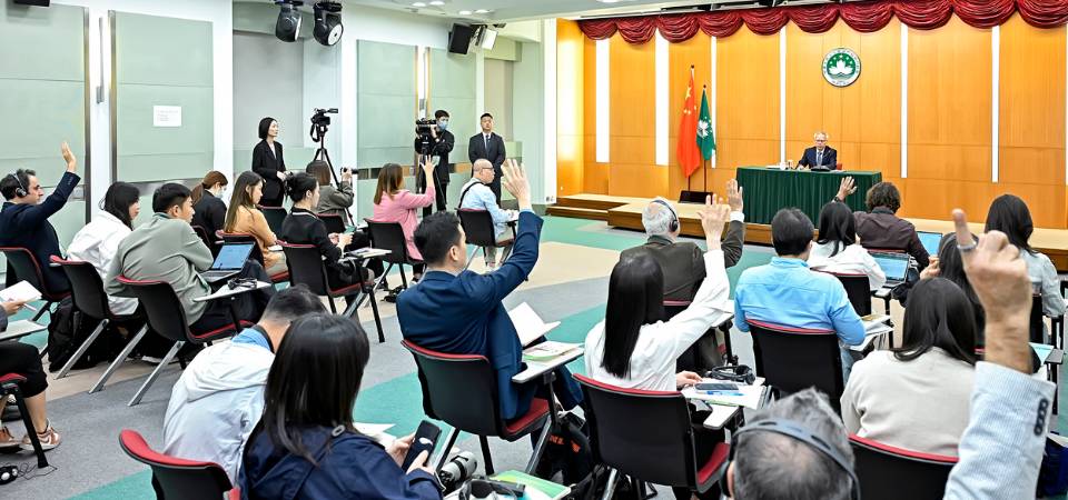 行政長官岑浩輝發表《2025年財政年度施政報告》後在政府總部會見傳媒,回答記者提問