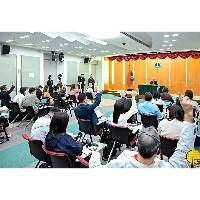 行政長官岑浩輝發表《2025年財政年度施政報告》後在政府總部會見傳媒,回答記者提問