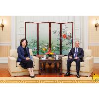行政长官岑浩辉会见外交部副部长华春莹