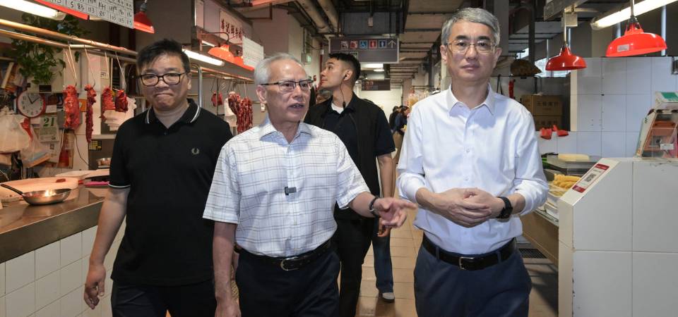岑浩輝落區視察社區經濟發展和民生設施建設