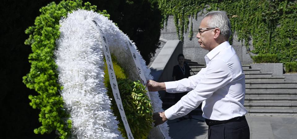 行政長官岑浩輝參謁南京大屠殺遇難同胞紀念館