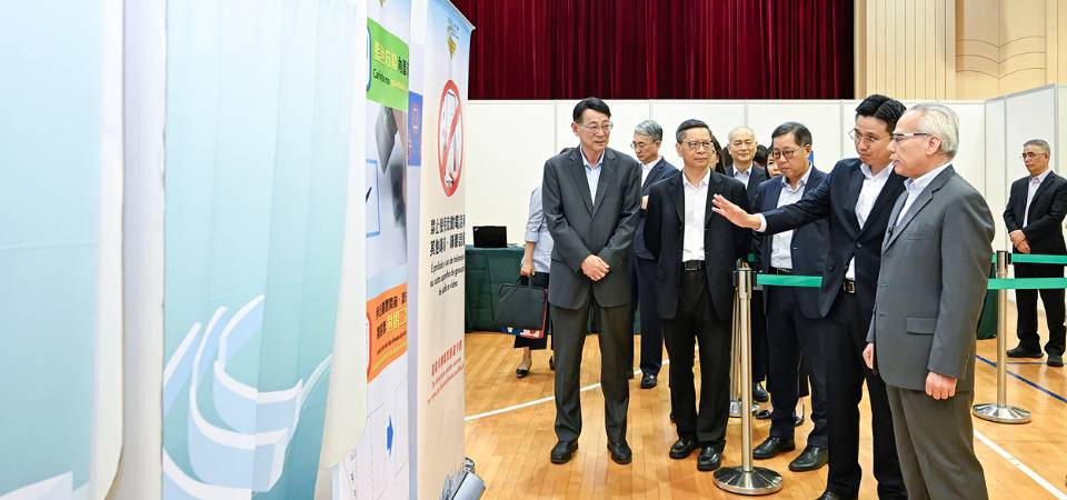行政长官岑浩辉视察立法会选举投票站
