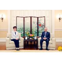 行政長官岑浩輝與外交部駐澳新任特派員卞立新會面
