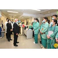 岑浩輝視察新春期間醫院運作、 公共服務、警務部署及通關情況