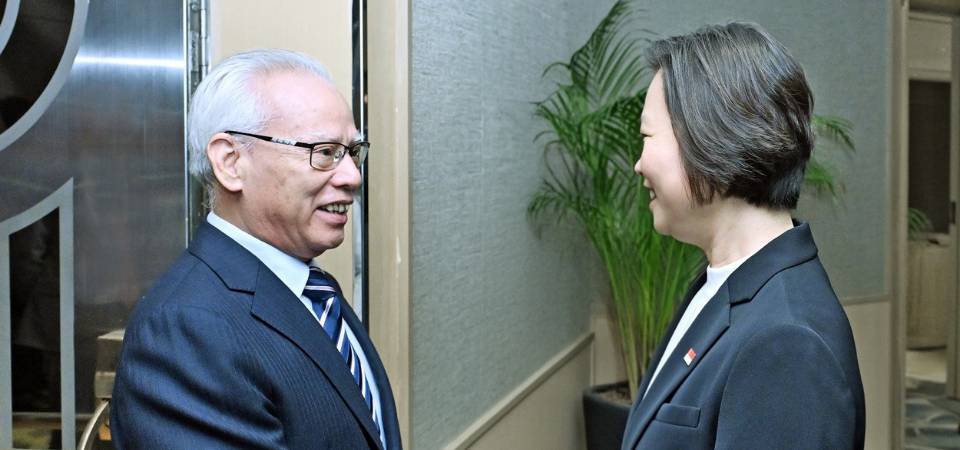 行政長官岑浩輝與新加坡外交部兼貿工部政務部長顏曉芳一同會見隨團企業家代表