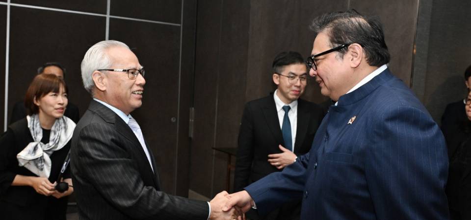 行政長官岑浩輝與印尼經濟統籌部長艾爾朗加(Airlangga Hartarto)一起會見隨同行政長官到訪雅加達的企業家代表